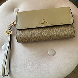 MICHAEL MICHAEL KORS Logo Jet Set Charm Flap Wristlet